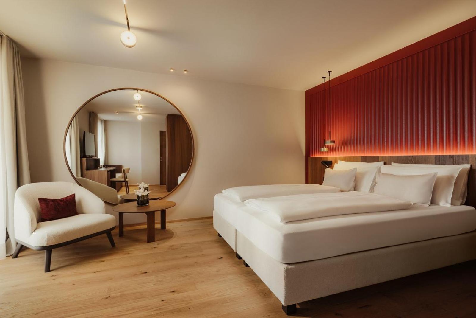 Zimmer mit Kingsize-Bett und Balkon